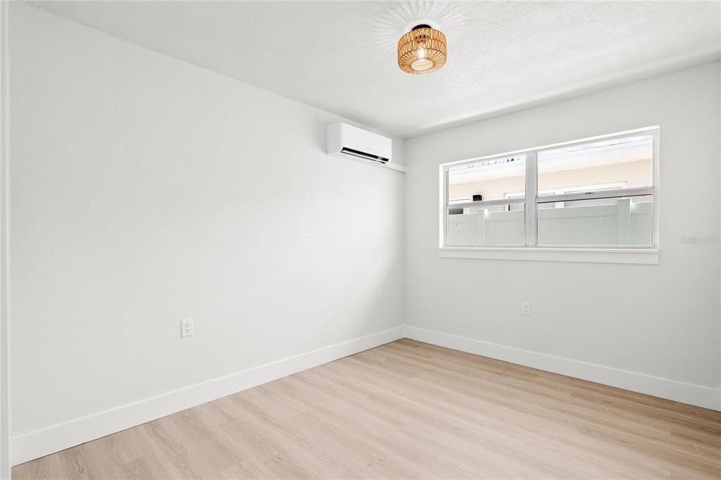 На продажу: $799,999 (9 спален, 0 ванн, 1572 Квадратных фут)