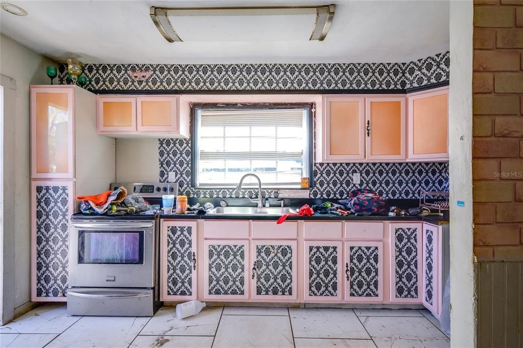 Activo con contrato: $195,000 (1 camas, 1 baños, 1584 Pies cuadrados)