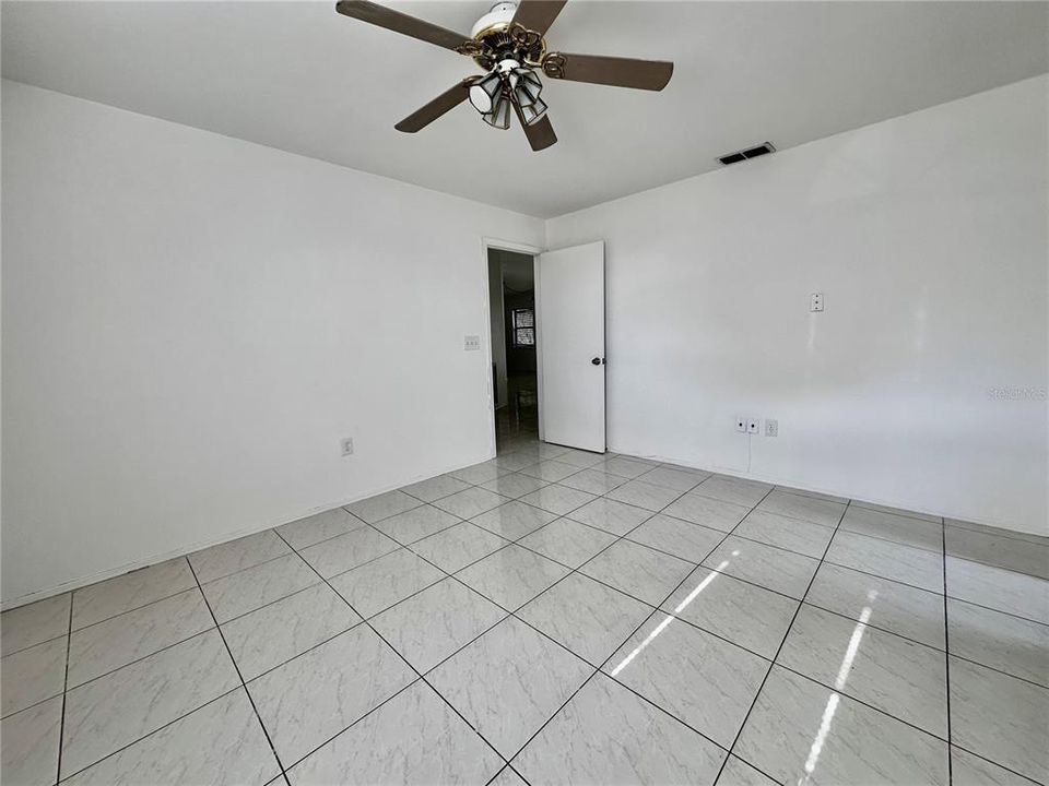 Activo con contrato: $344,999 (3 camas, 2 baños, 1109 Pies cuadrados)