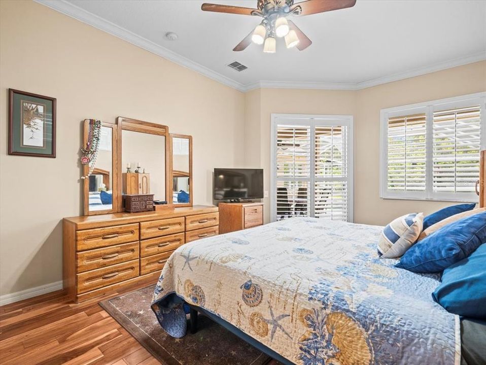 Activo con contrato: $924,900 (5 camas, 4 baños, 3265 Pies cuadrados)