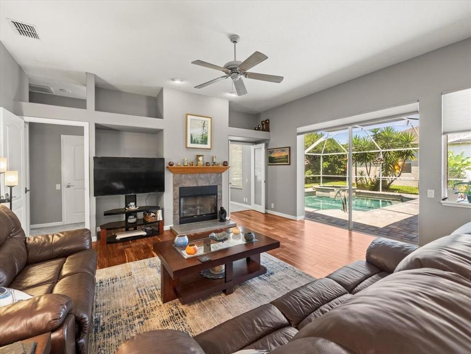 Activo con contrato: $924,900 (5 camas, 4 baños, 3265 Pies cuadrados)