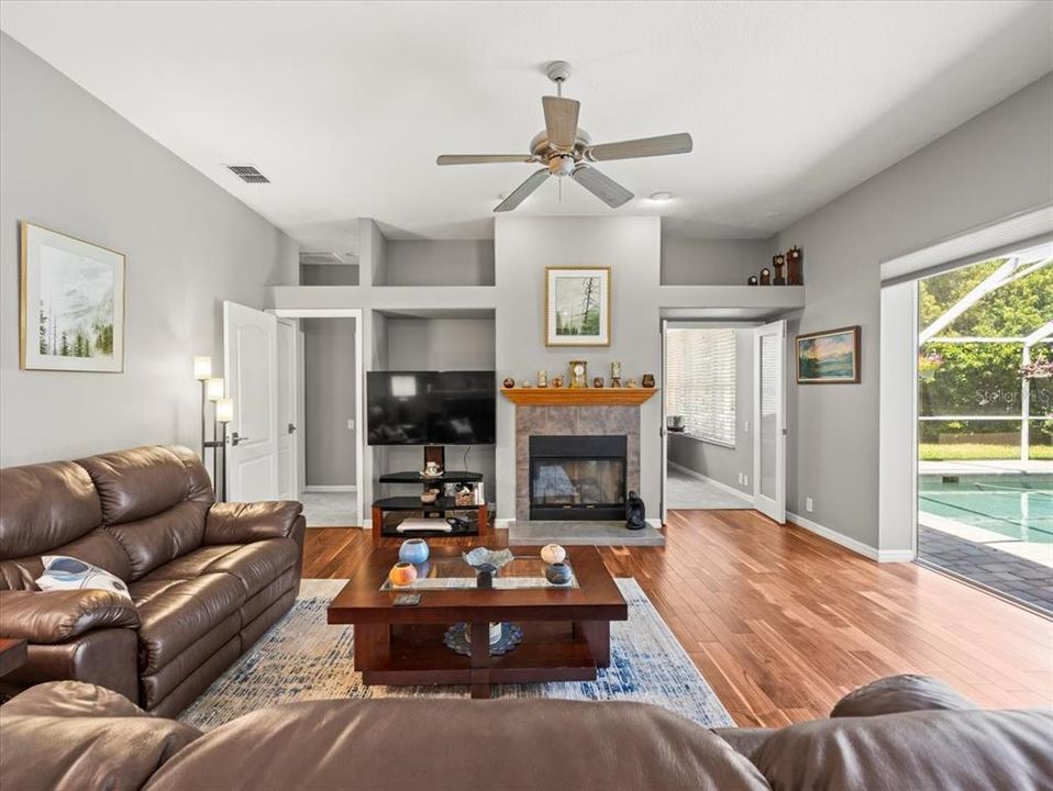 Activo con contrato: $924,900 (5 camas, 4 baños, 3265 Pies cuadrados)
