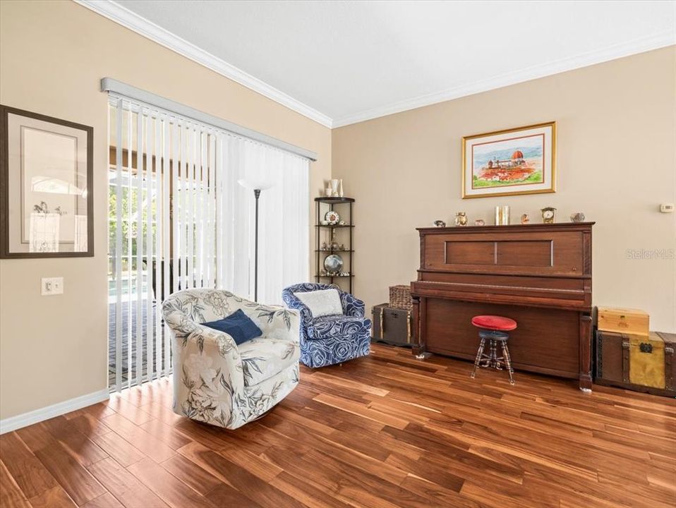 Activo con contrato: $924,900 (5 camas, 4 baños, 3265 Pies cuadrados)
