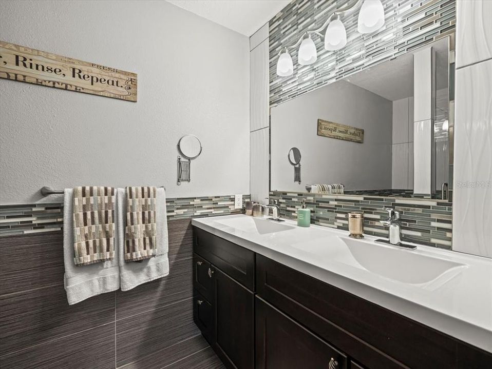 Activo con contrato: $924,900 (5 camas, 4 baños, 3265 Pies cuadrados)
