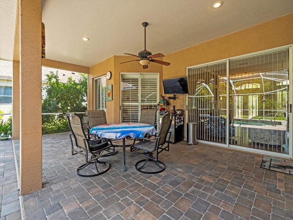 Activo con contrato: $924,900 (5 camas, 4 baños, 3265 Pies cuadrados)