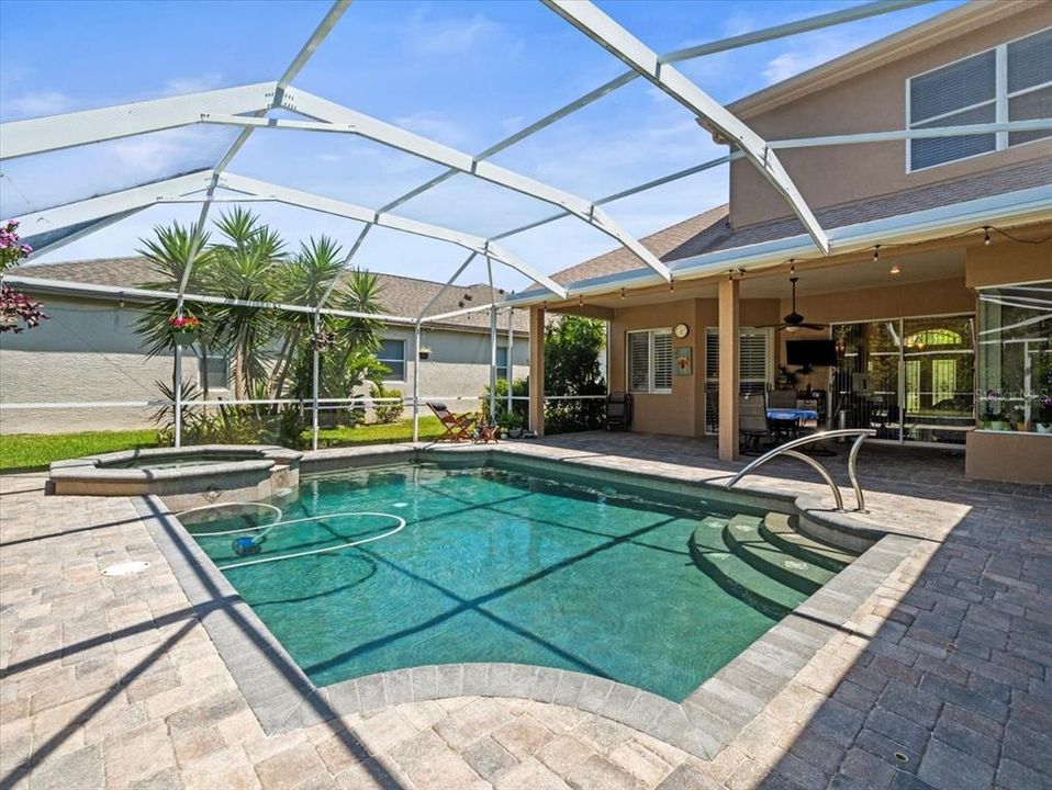 Activo con contrato: $924,900 (5 camas, 4 baños, 3265 Pies cuadrados)