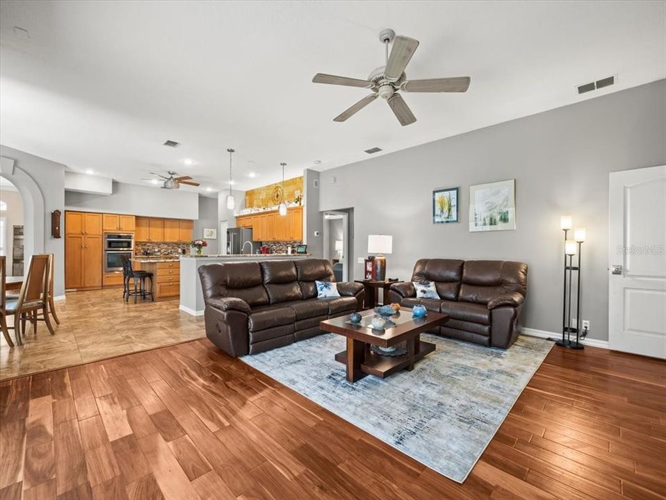 Activo con contrato: $924,900 (5 camas, 4 baños, 3265 Pies cuadrados)