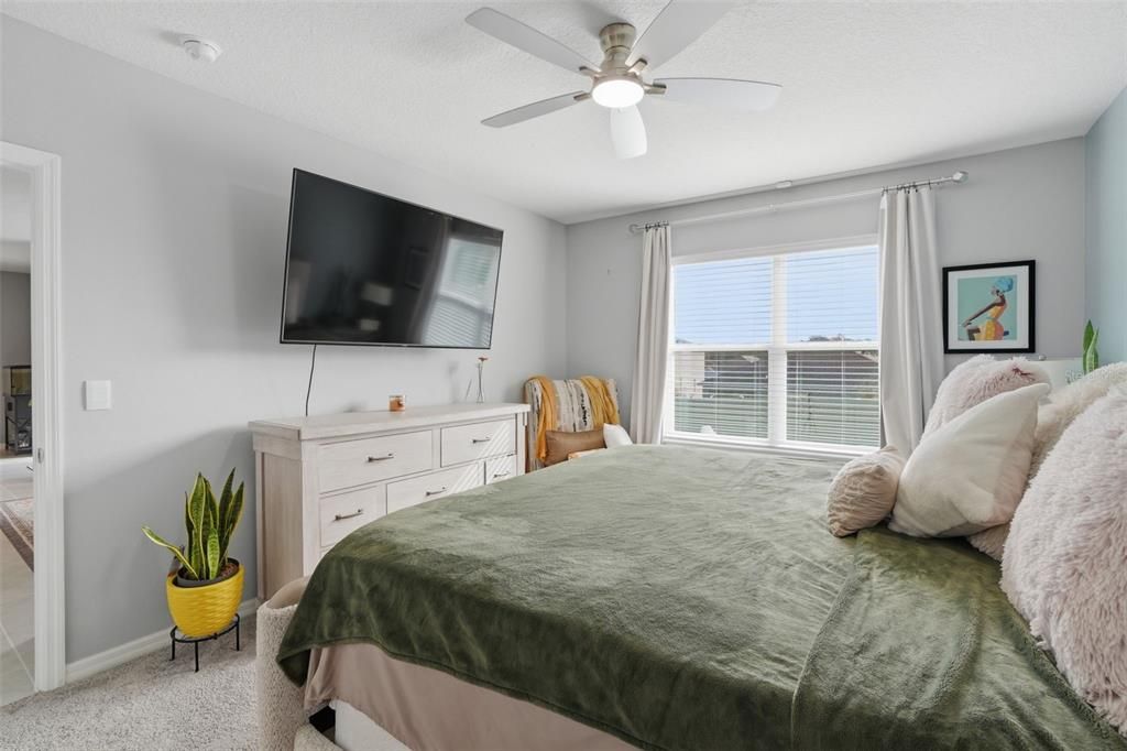 For Sale: $379,999 (4 beds, 2 baths, 1960 Square Feet)