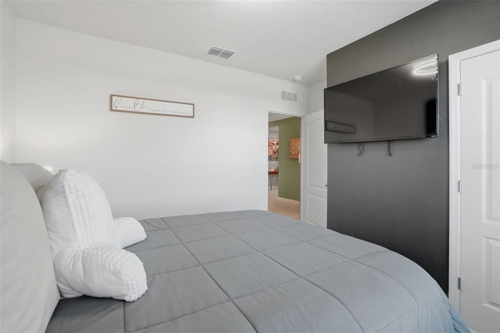 For Sale: $379,999 (4 beds, 2 baths, 1960 Square Feet)