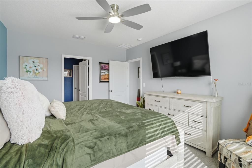 For Sale: $379,999 (4 beds, 2 baths, 1960 Square Feet)