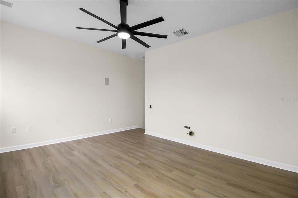 Activo con contrato: $970,000 (3 camas, 2 baños, 2674 Pies cuadrados)