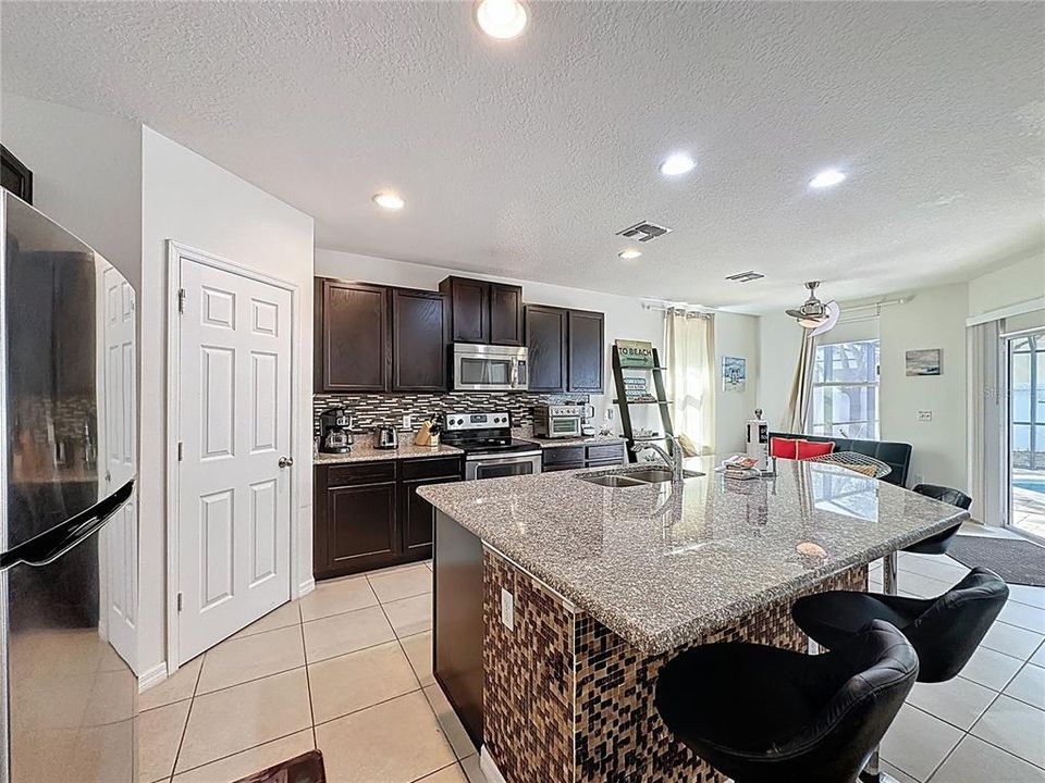 For Sale: $425,000 (4 beds, 3 baths, 1965 Square Feet)
