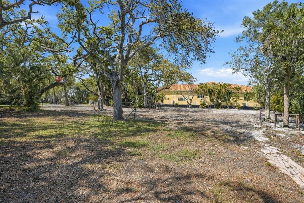 Под контрактом: $1,650,000 (0.36 acres)