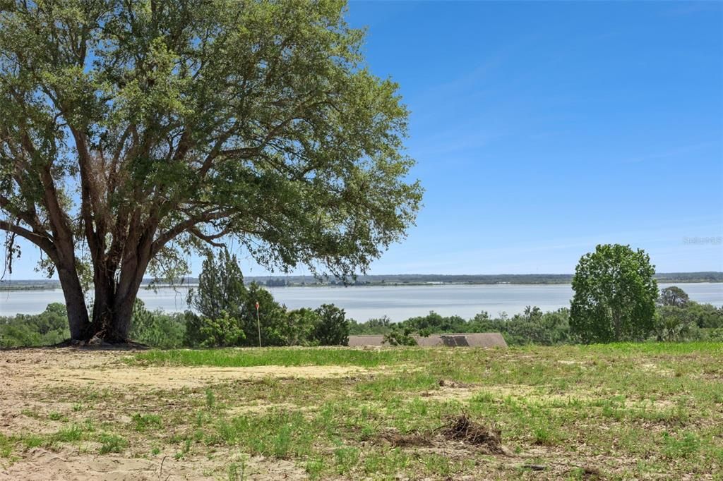 На продажу: $1,850,000 (37.61 acres)