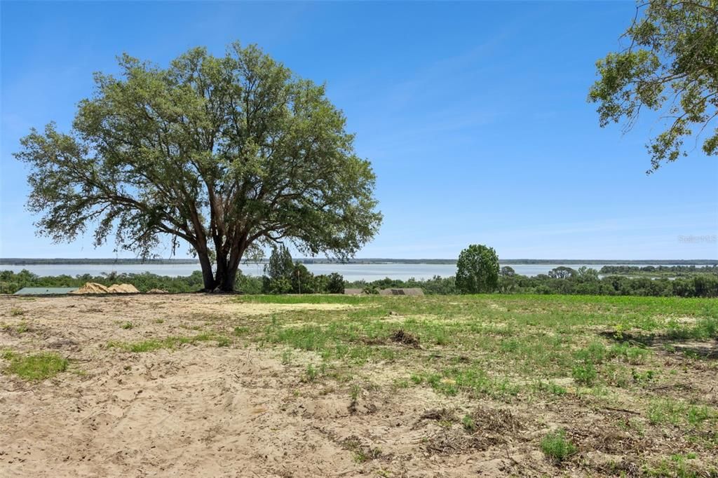 На продажу: $1,850,000 (37.61 acres)