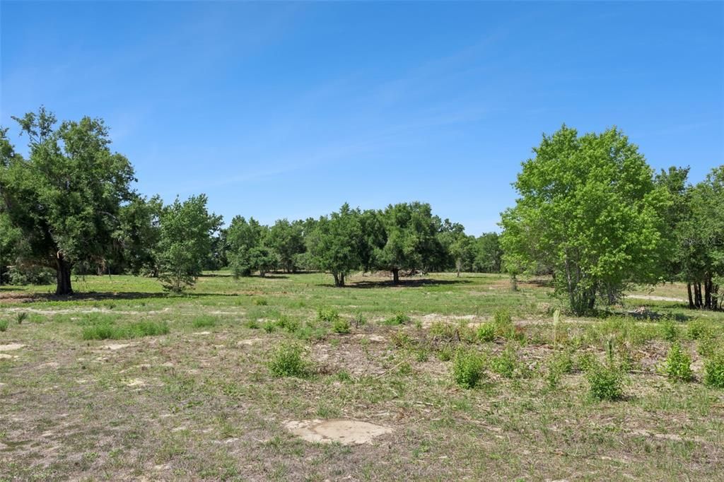 На продажу: $1,850,000 (37.61 acres)
