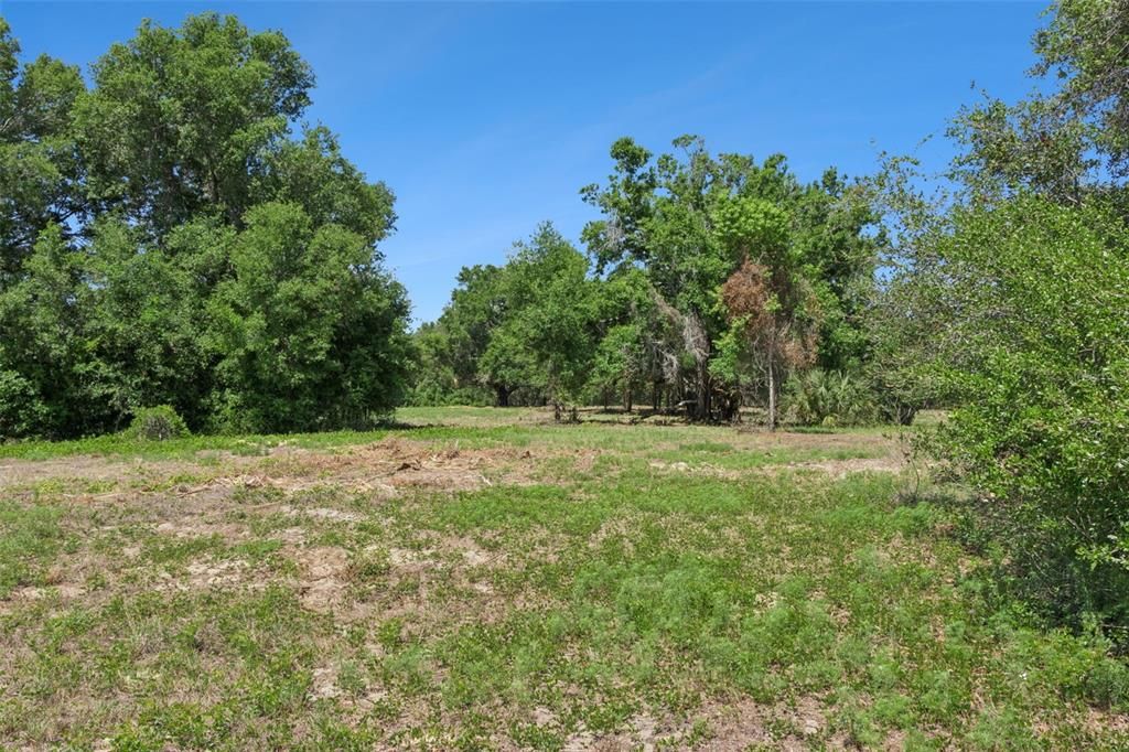На продажу: $1,850,000 (37.61 acres)