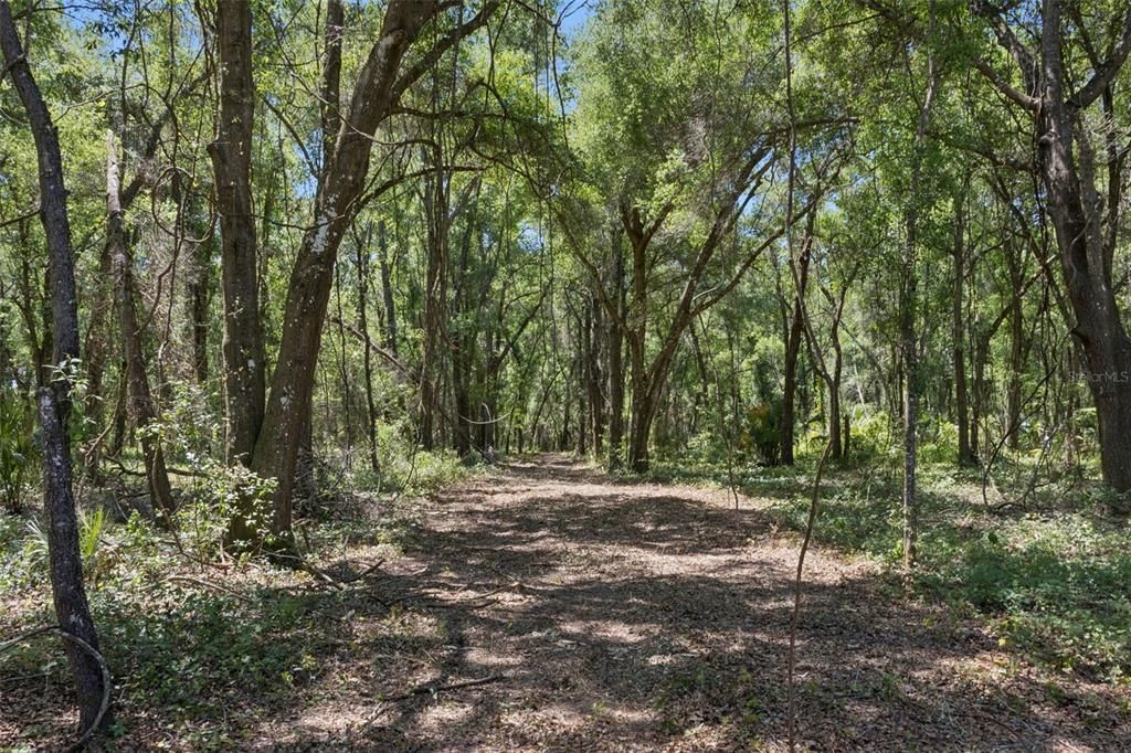 На продажу: $1,850,000 (37.61 acres)