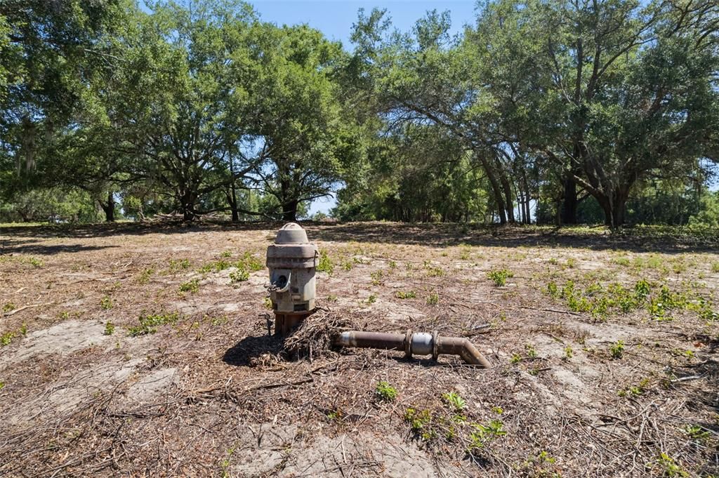На продажу: $1,850,000 (37.61 acres)