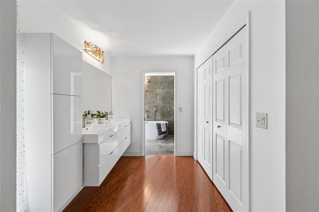 Activo con contrato: $840,000 (5 camas, 2 baños, 2858 Pies cuadrados)