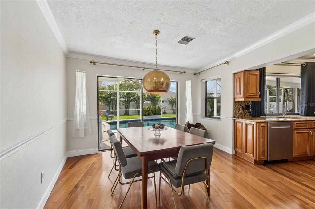 Activo con contrato: $840,000 (5 camas, 2 baños, 2858 Pies cuadrados)