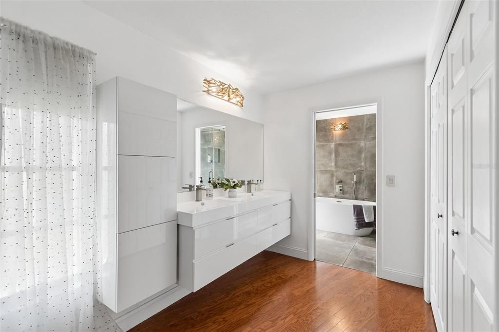 Activo con contrato: $840,000 (5 camas, 2 baños, 2858 Pies cuadrados)