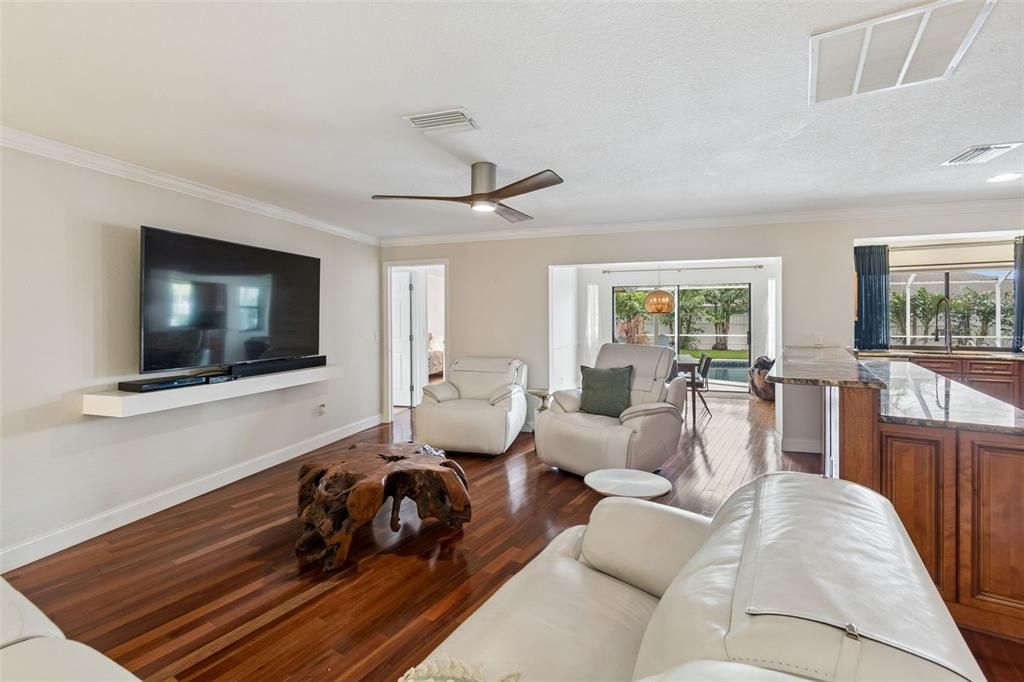 Activo con contrato: $840,000 (5 camas, 2 baños, 2858 Pies cuadrados)