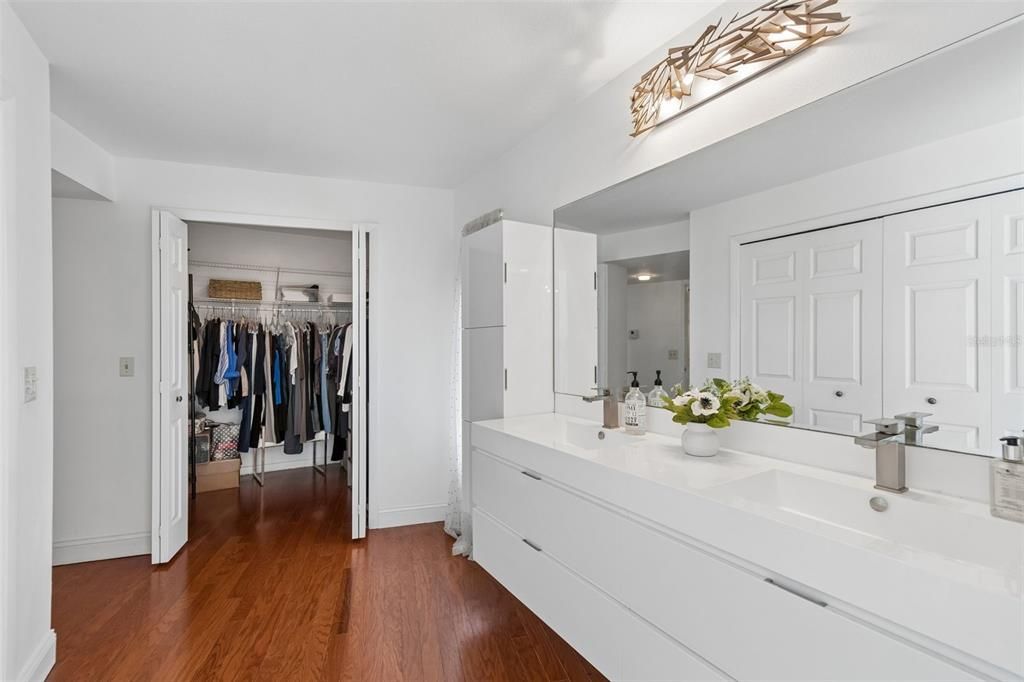 Activo con contrato: $840,000 (5 camas, 2 baños, 2858 Pies cuadrados)