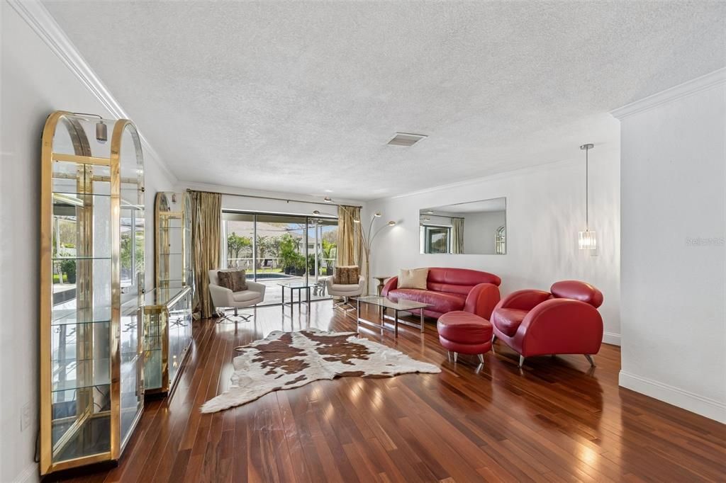 Activo con contrato: $840,000 (5 camas, 2 baños, 2858 Pies cuadrados)