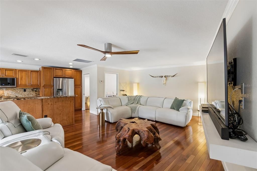 Activo con contrato: $840,000 (5 camas, 2 baños, 2858 Pies cuadrados)