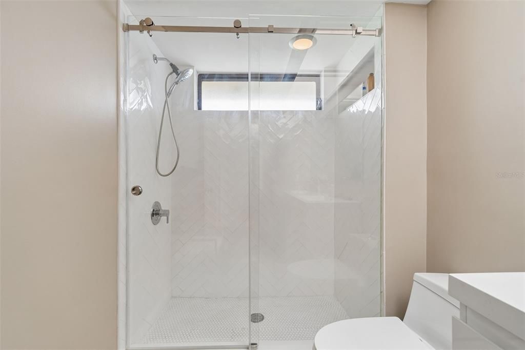 Activo con contrato: $840,000 (5 camas, 2 baños, 2858 Pies cuadrados)