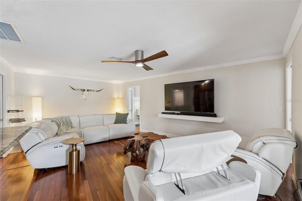 Activo con contrato: $840,000 (5 camas, 2 baños, 2858 Pies cuadrados)