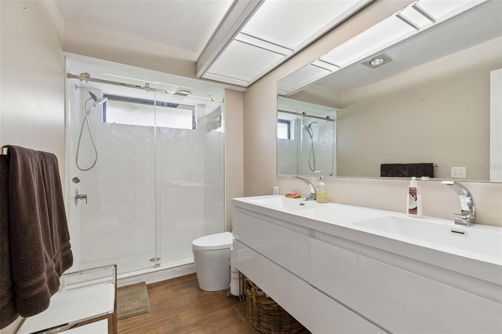 Activo con contrato: $840,000 (5 camas, 2 baños, 2858 Pies cuadrados)