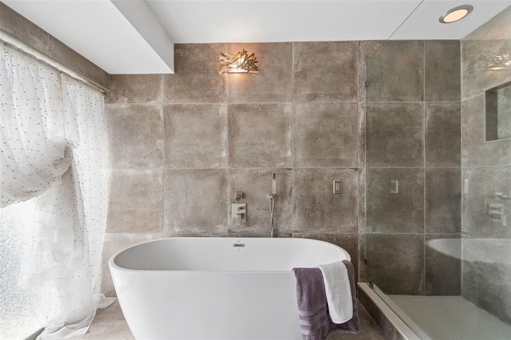 Activo con contrato: $840,000 (5 camas, 2 baños, 2858 Pies cuadrados)