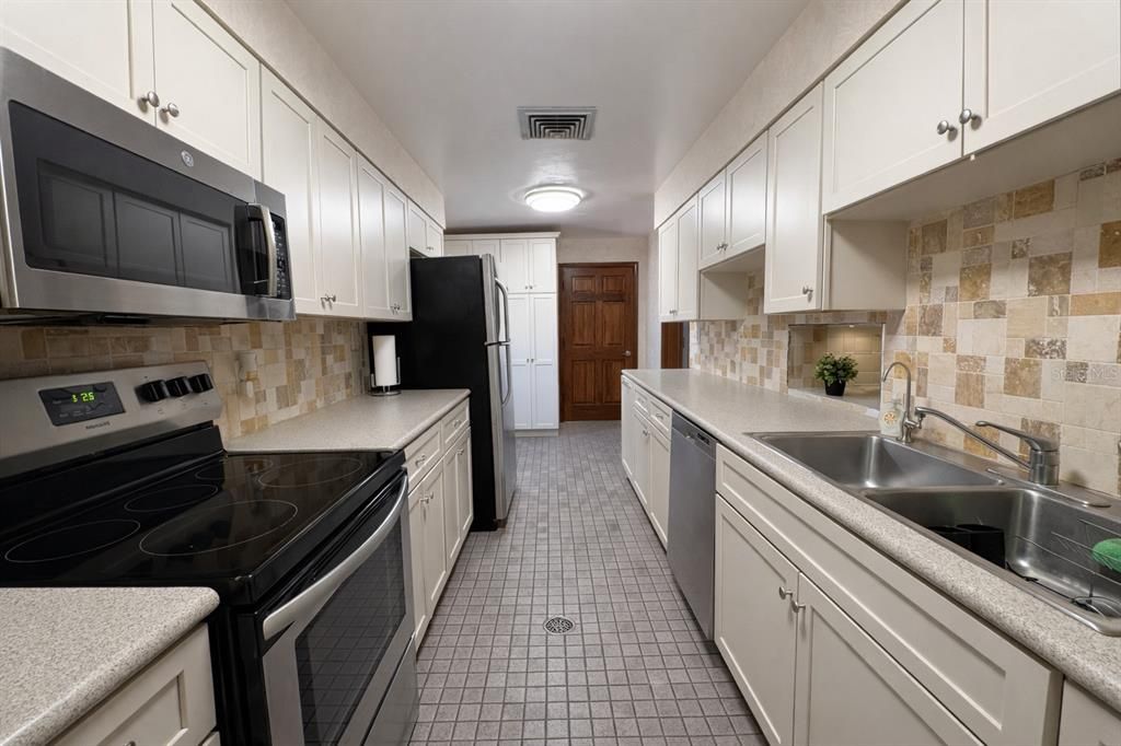 For Sale: $525,000 (4 beds, 4 baths, 2933 Square Feet)