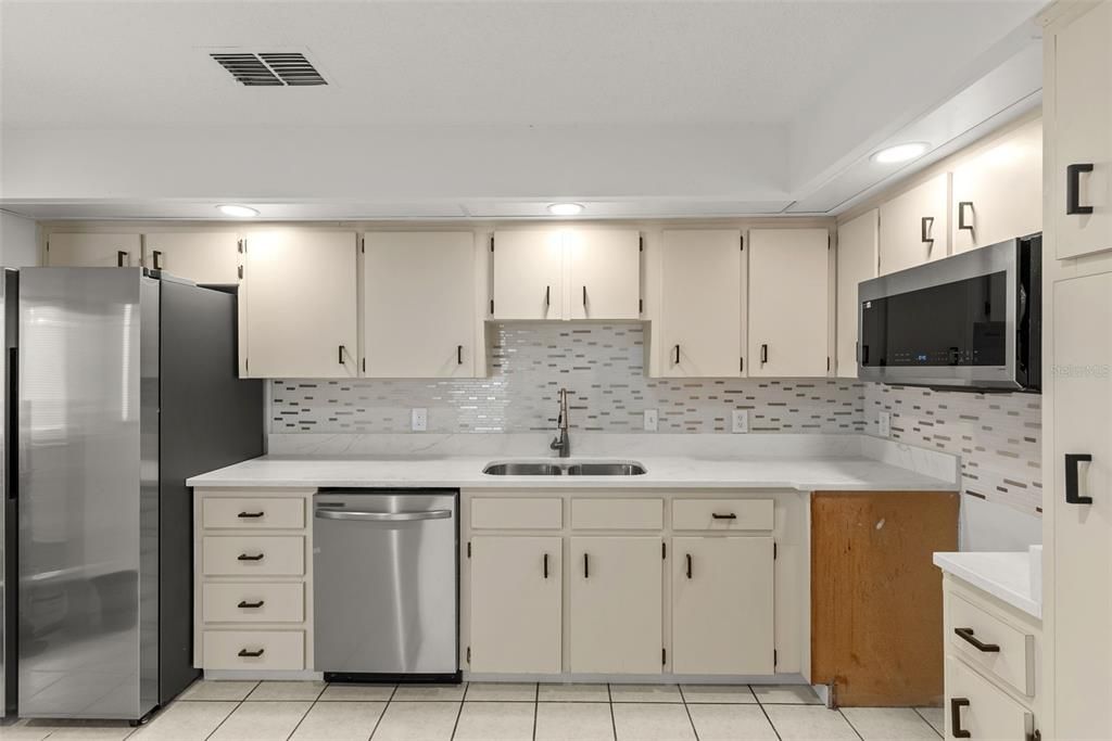 Active With Contract: $230,000 (2 beds, 2 baths, 1291 Square Feet)