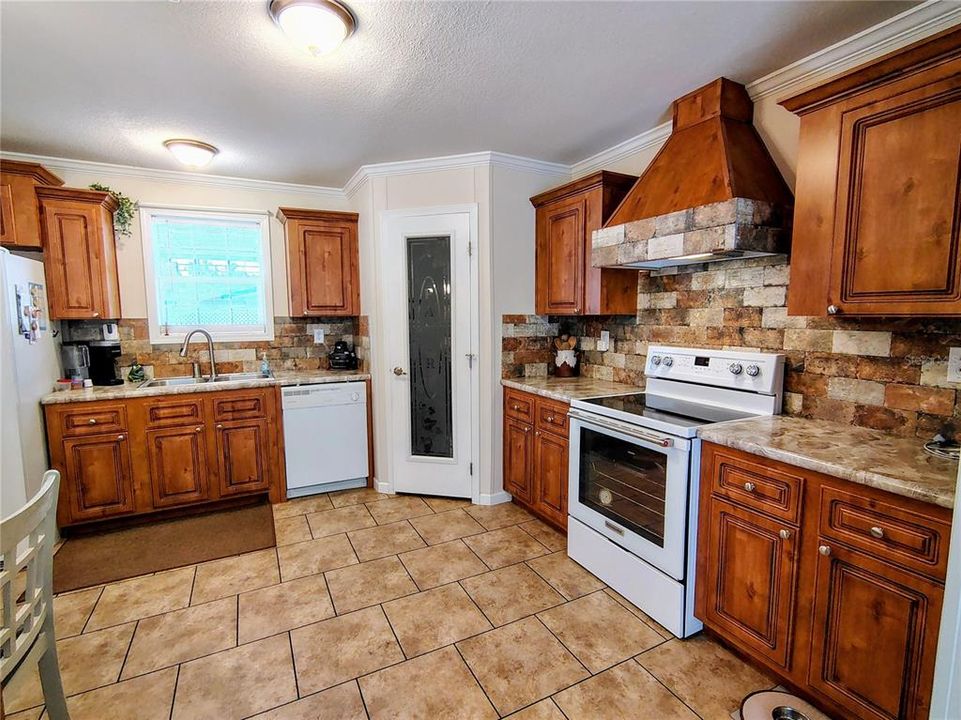 На продажу: $225,000 (2 спален, 2 ванн, 1232 Квадратных фут)