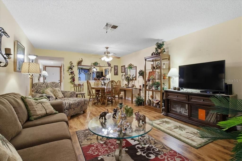 For Sale: $155,000 (2 beds, 2 baths, 1049 Square Feet)