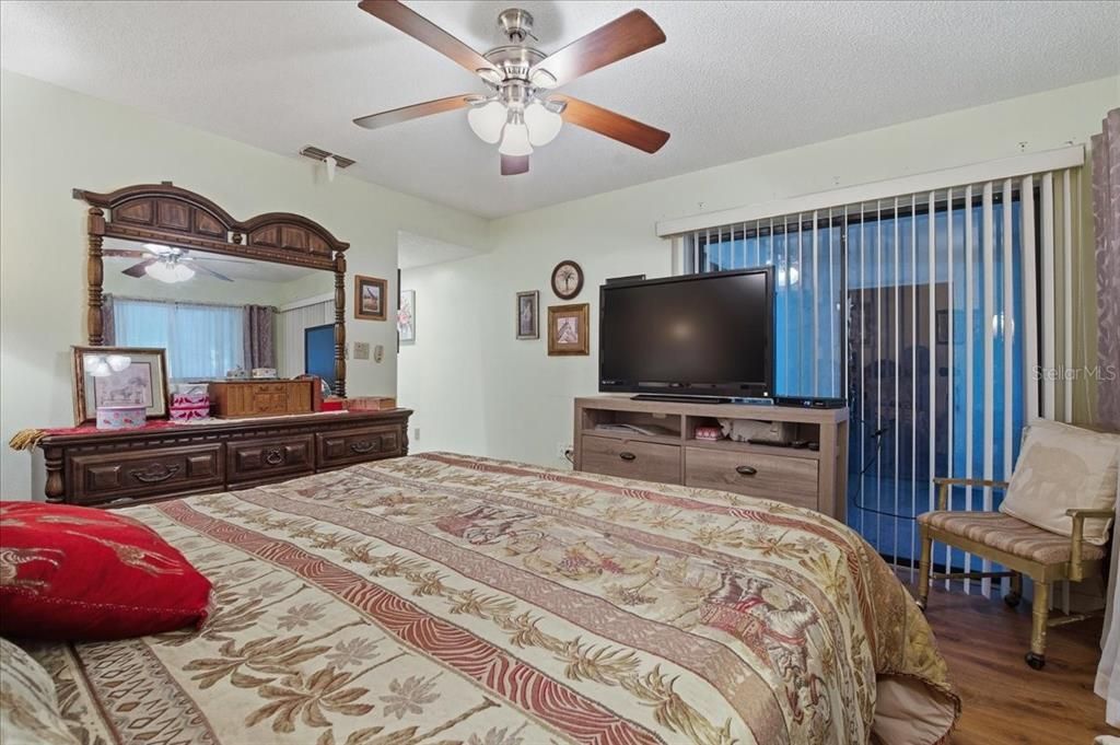 For Sale: $155,000 (2 beds, 2 baths, 1049 Square Feet)