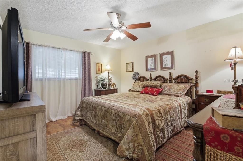 For Sale: $155,000 (2 beds, 2 baths, 1049 Square Feet)