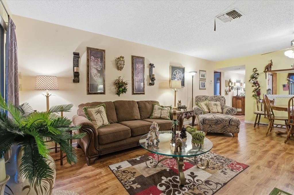 For Sale: $155,000 (2 beds, 2 baths, 1049 Square Feet)