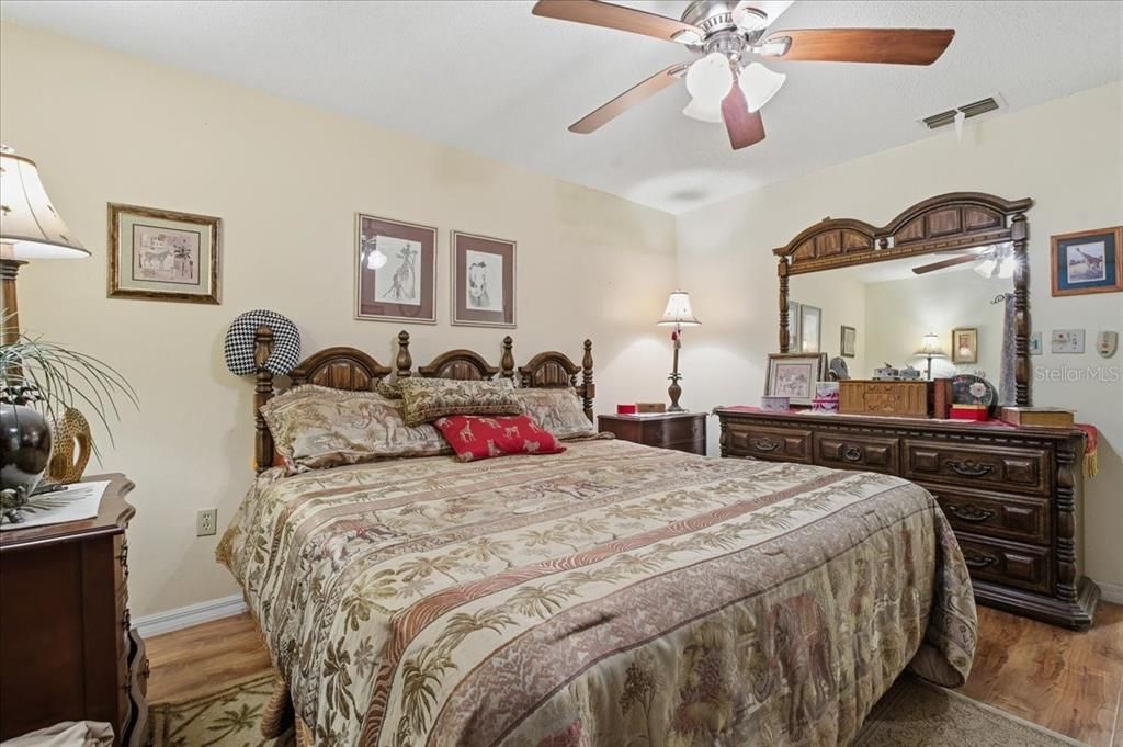 For Sale: $155,000 (2 beds, 2 baths, 1049 Square Feet)