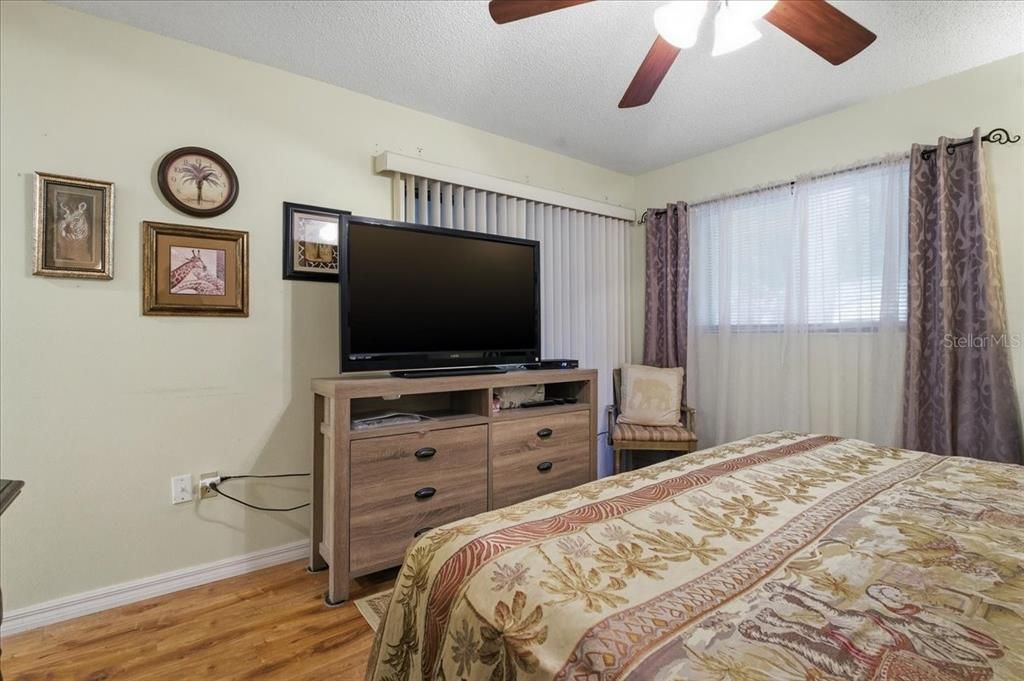 For Sale: $155,000 (2 beds, 2 baths, 1049 Square Feet)