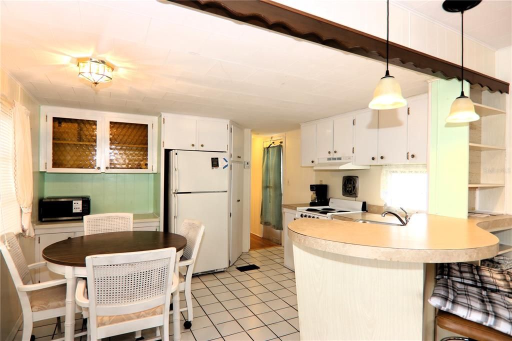 For Sale: $74,900 (1 beds, 1 baths, 552 Square Feet)