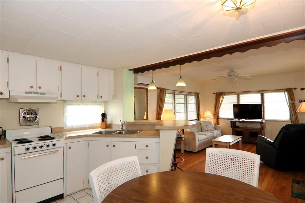 For Sale: $74,900 (1 beds, 1 baths, 552 Square Feet)