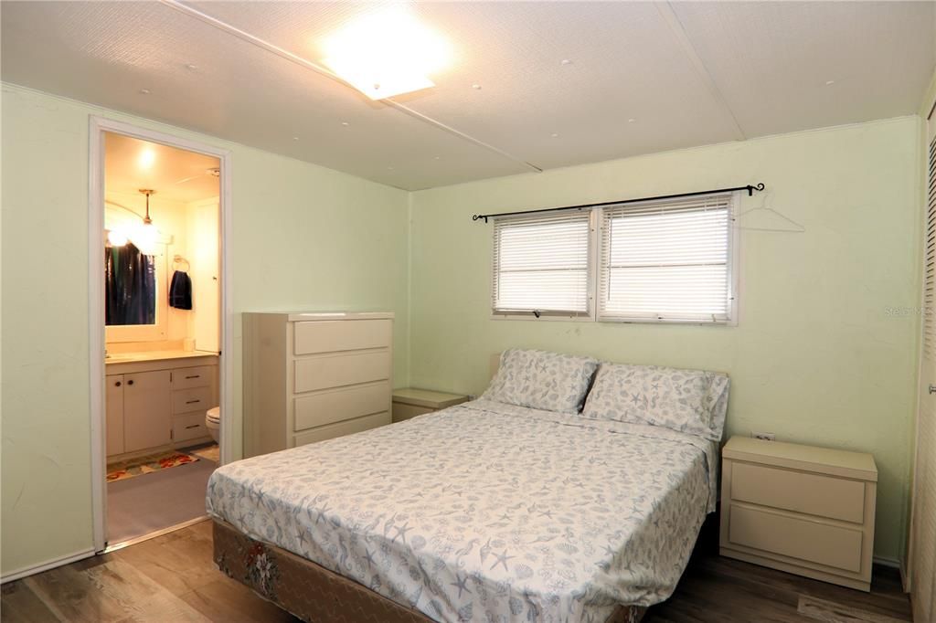 For Sale: $74,900 (1 beds, 1 baths, 552 Square Feet)