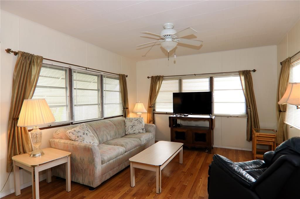 For Sale: $74,900 (1 beds, 1 baths, 552 Square Feet)