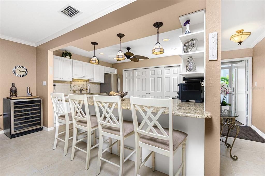 待售: $295,000 (2 贝兹, 2 浴室, 1412 平方英尺)