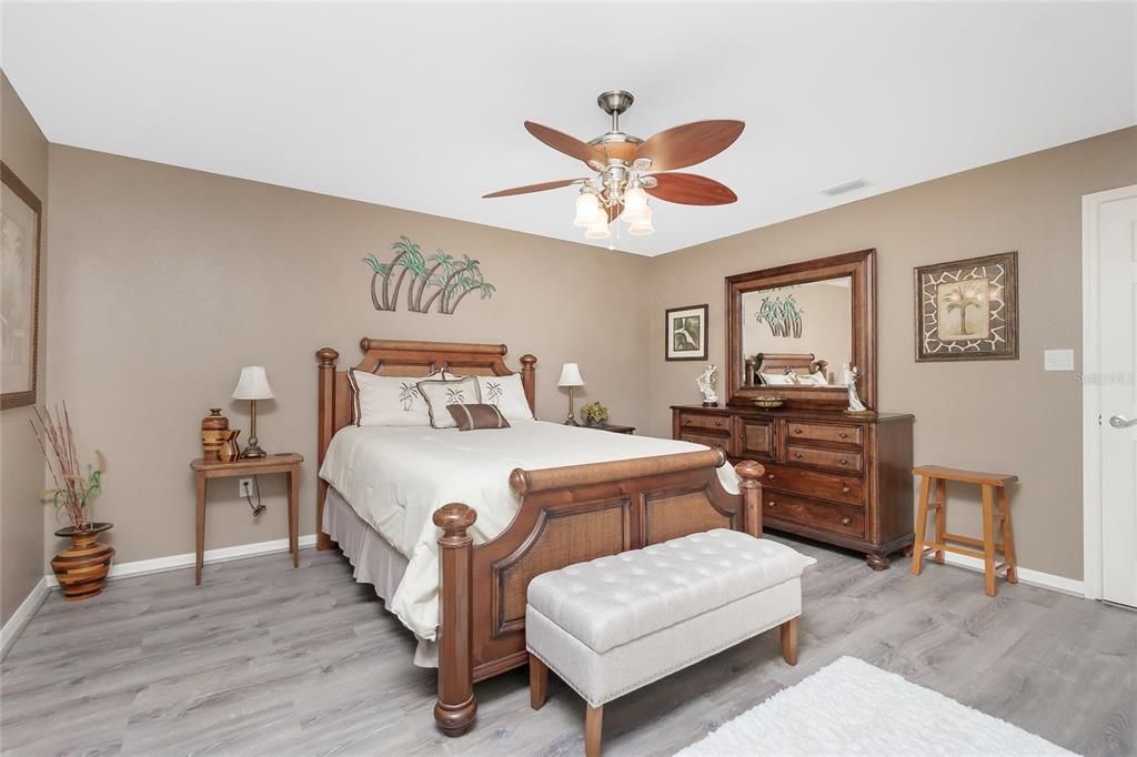 待售: $295,000 (2 贝兹, 2 浴室, 1412 平方英尺)