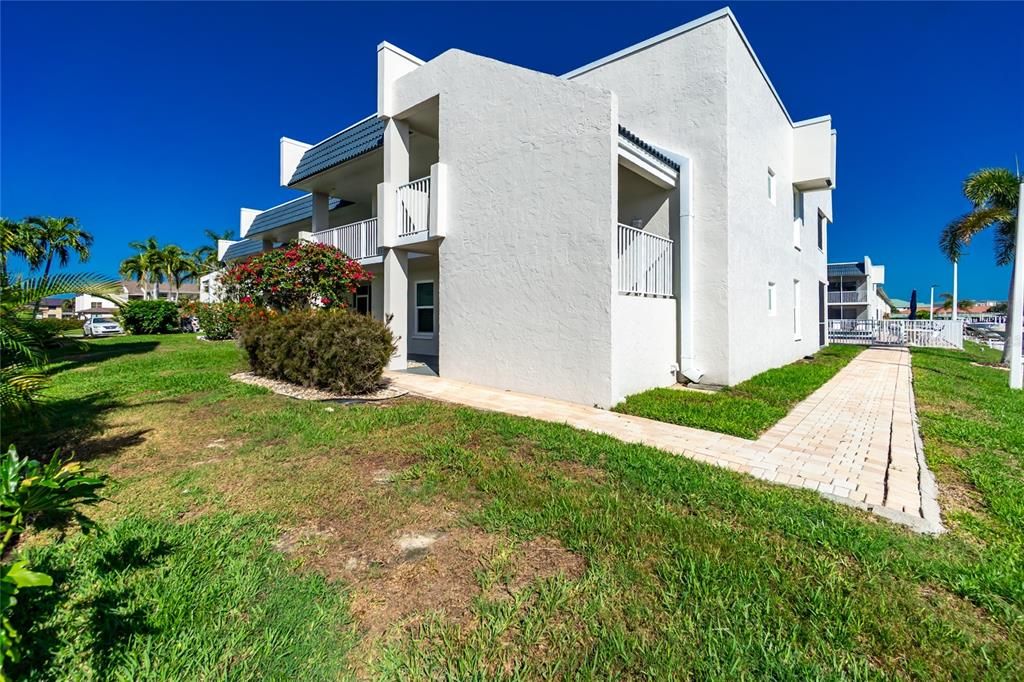 待售: $295,000 (2 贝兹, 2 浴室, 1412 平方英尺)